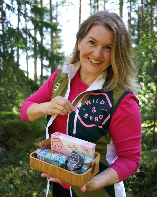 Tässä on Viktoria – täynnä energiaa ja intoa! 🔥
Ja energiseen elämään tarvitaan tietysti lisäenergiaa – vaikka täysvälipalan muodossa. 💪
Uusia ideoita syntyy koko ajan, ja nälkä kasvaa tehdä Wild&Bergista tinkimätön yritys, jossa metsä, Pohjanmaan maaseutu ja eteenpäin vievä draivi näkyy ja tuntuu.
Täysvälipaloja täydelle elämälle 🌿💛

#wildandberg #täysvälipala #suomessavalmistettu #kotimainen